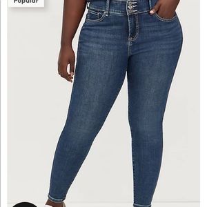 Torrid jeggings light wash. Brand new. With tags.